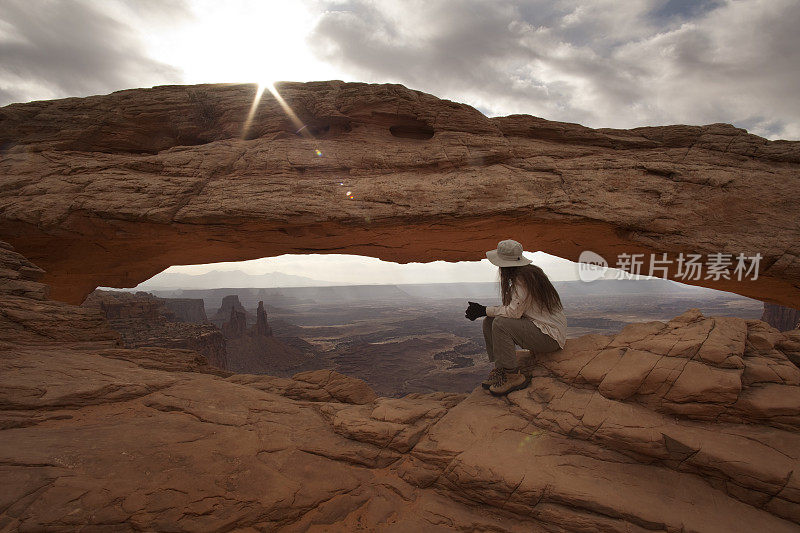 徒步者俯瞰Mesa Arch Canyonlands国家公园犹他州